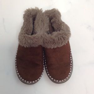 Zodiac slippers shoes warm soft faux fur brown kids size 11. Indoor or outdoor.